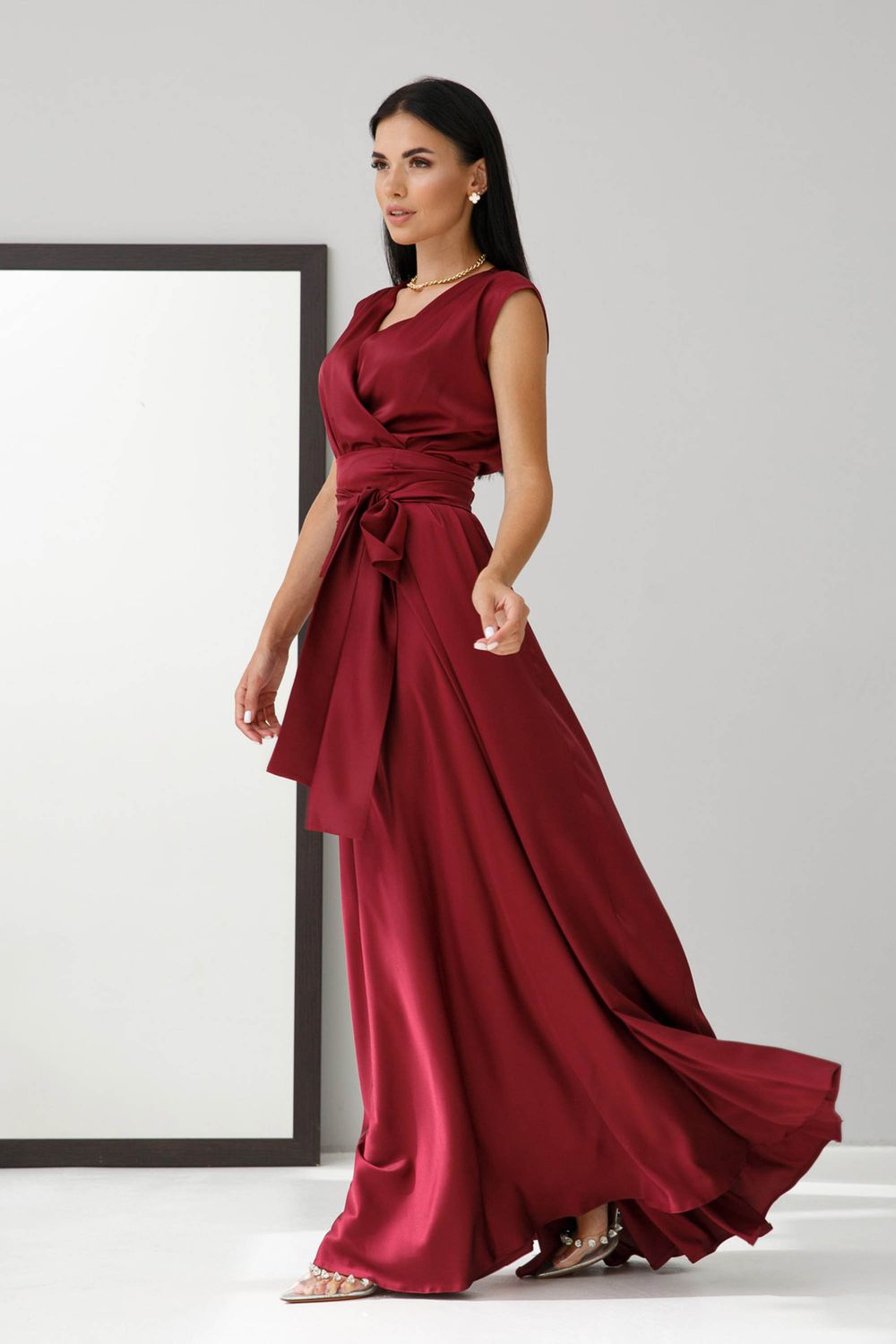 Изысканное вечернее платье из шелка бордового цвета - фото