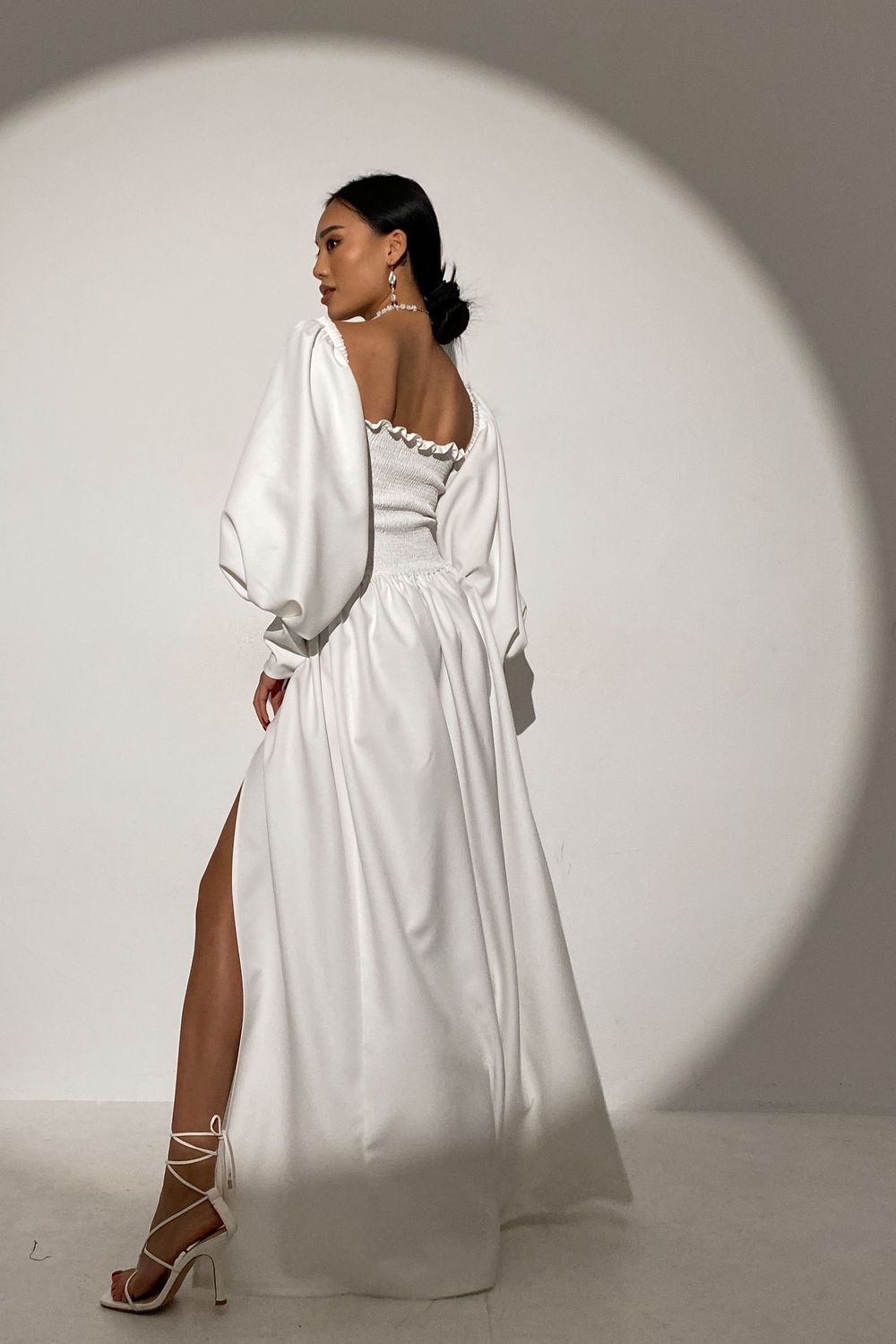 Великолепное вечернее платье в пол белого цвета - фото
