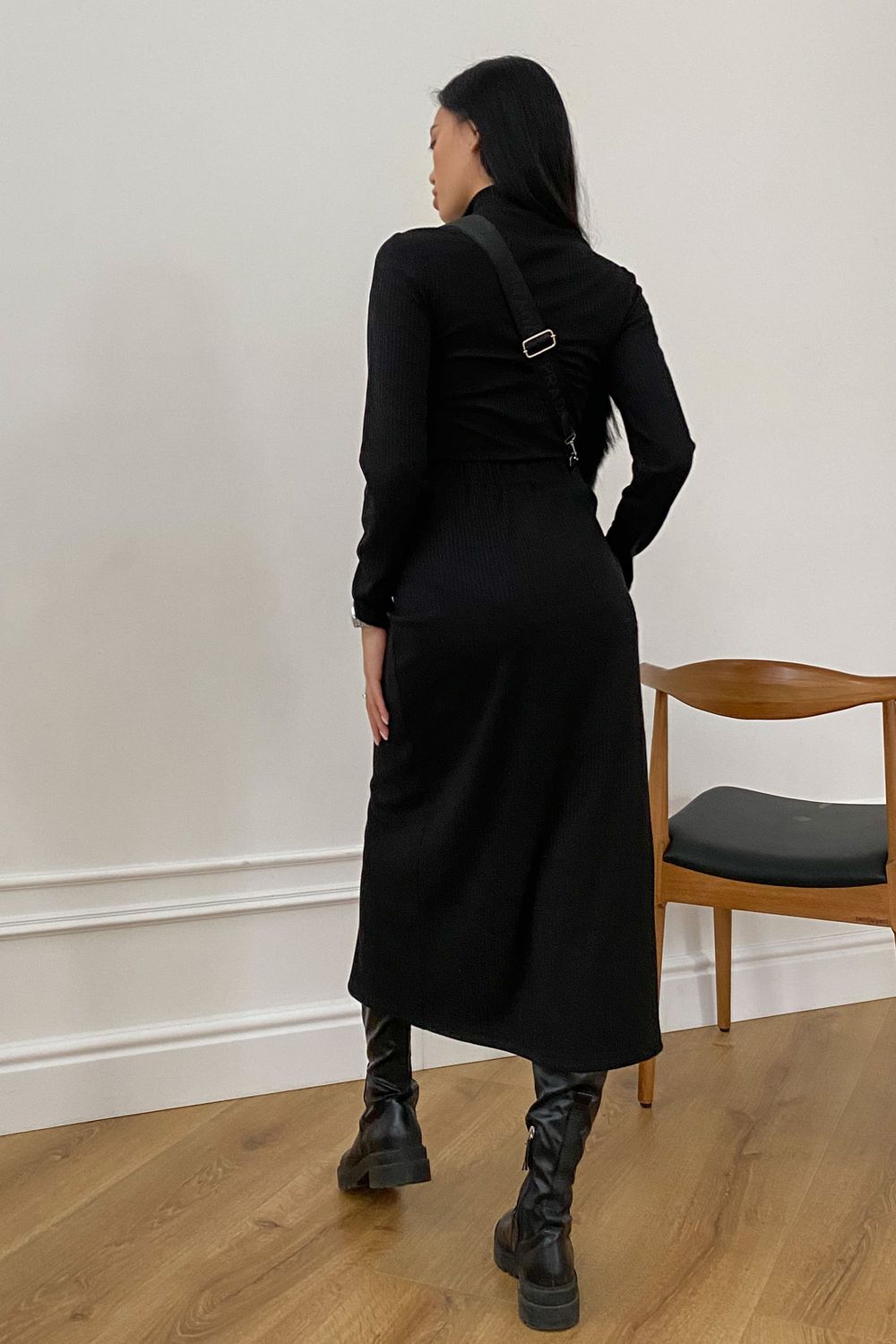 Трикотажная юбка на запах черного цвета - фото