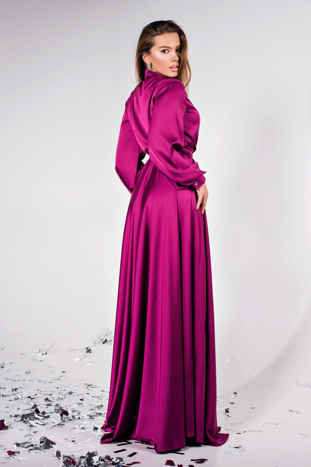 Элегантное вечернее платье в пол из шелка фиолетовое - фото
