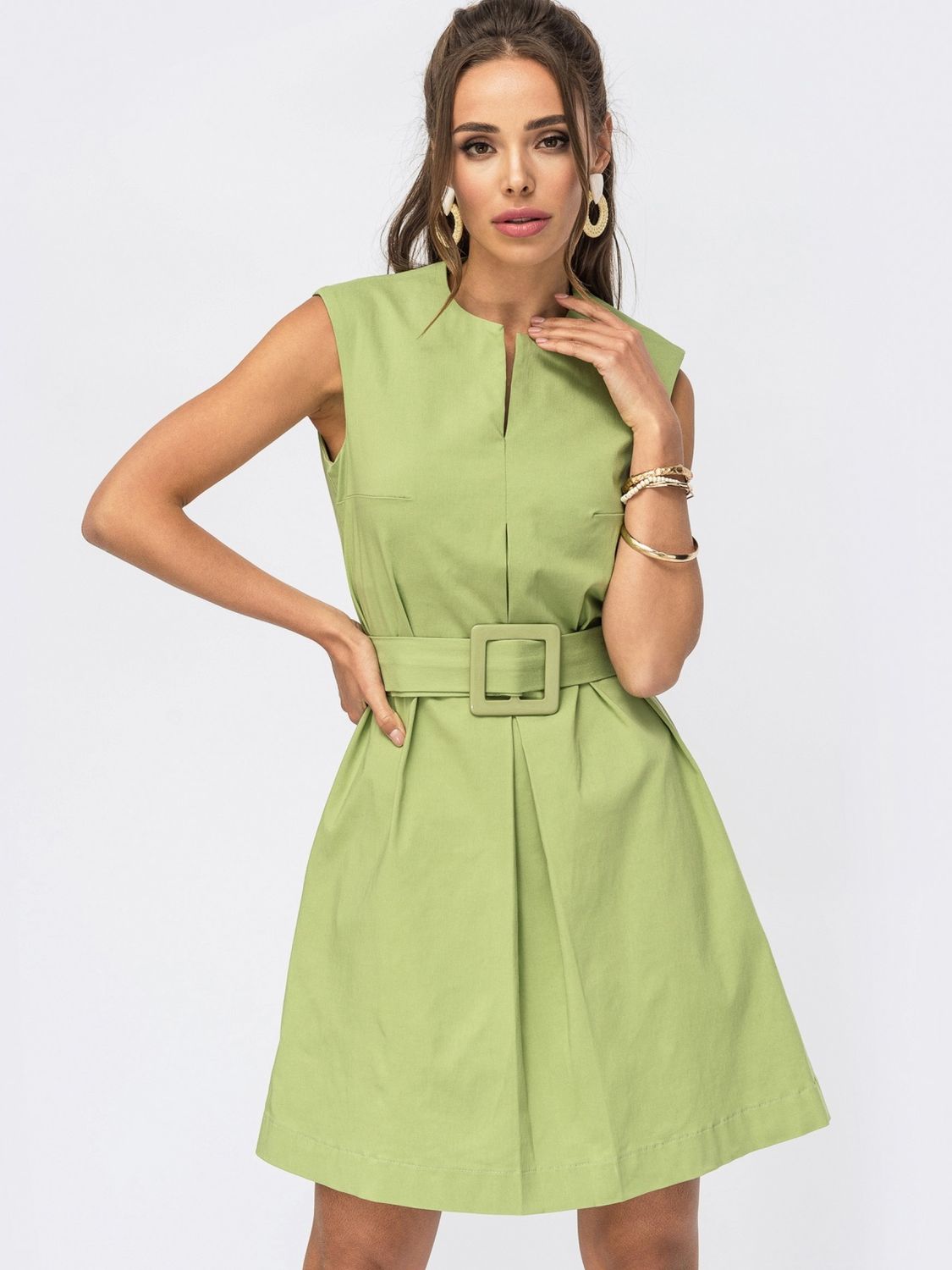 Модное летнее платье трапеция зеленого цвета - фото