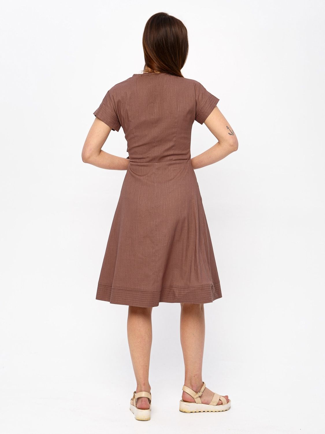 Летнее платье на запах из хлопка коричневого цвета - фото