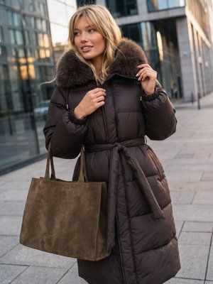 Зимова подовжена куртка з капюшоном, коричнева - фото