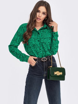 Зеленая блузка из софта с анималистичным принтом - фото