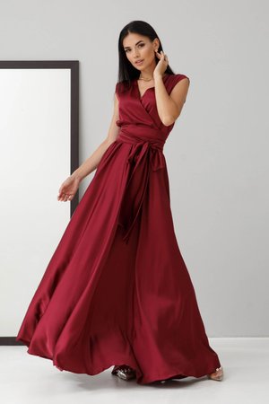 Вишукана вечірня сукня з шовку бордового кольору - фото