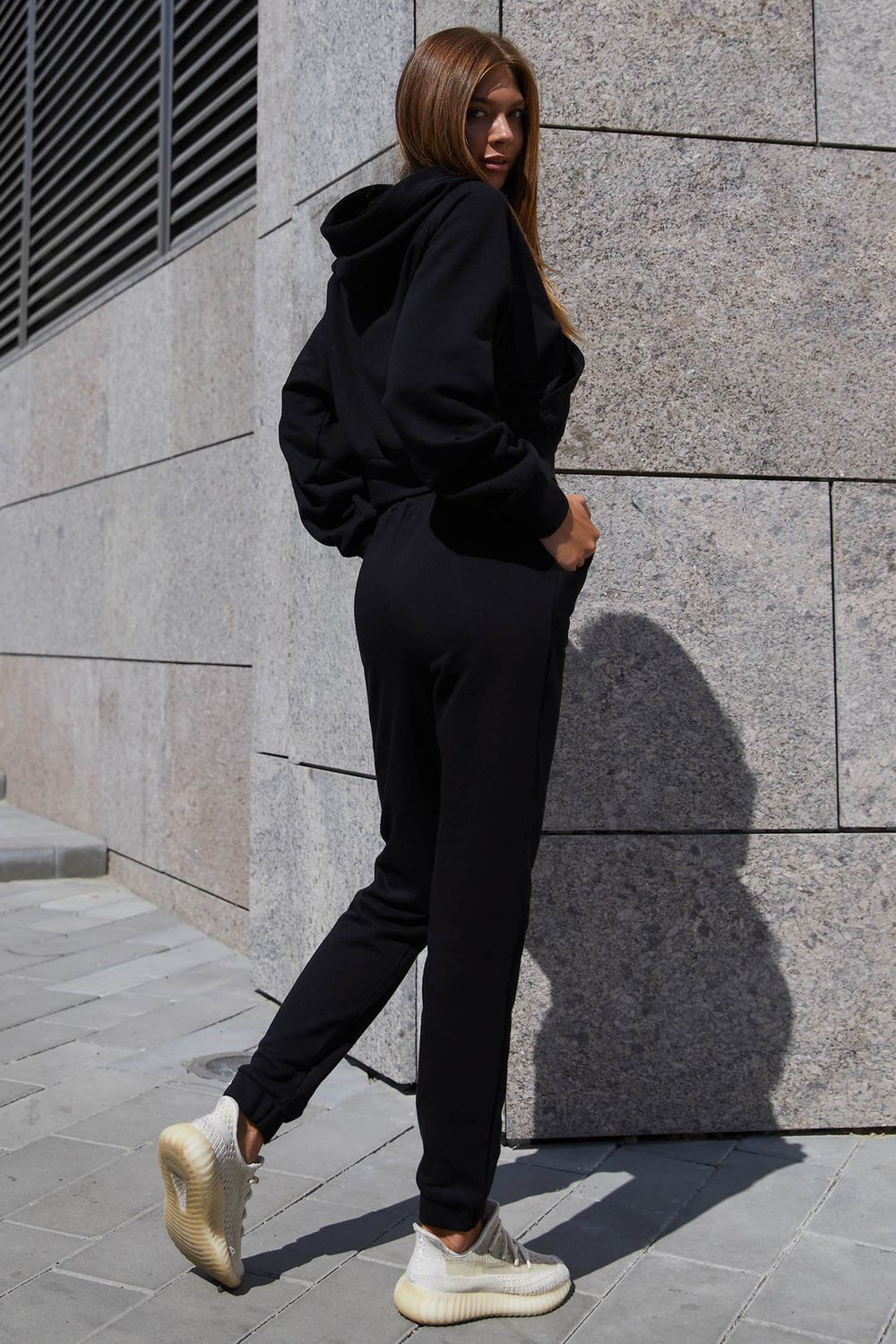 Прогулочный спортивный костюм черного цвета с капюшоном - фото