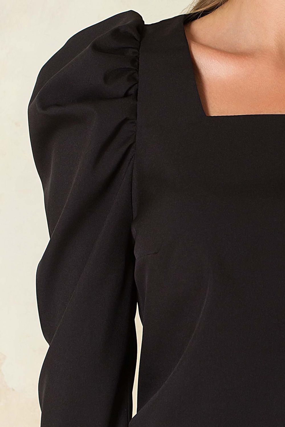 Нарядна чорна блузка з рюшами - фото