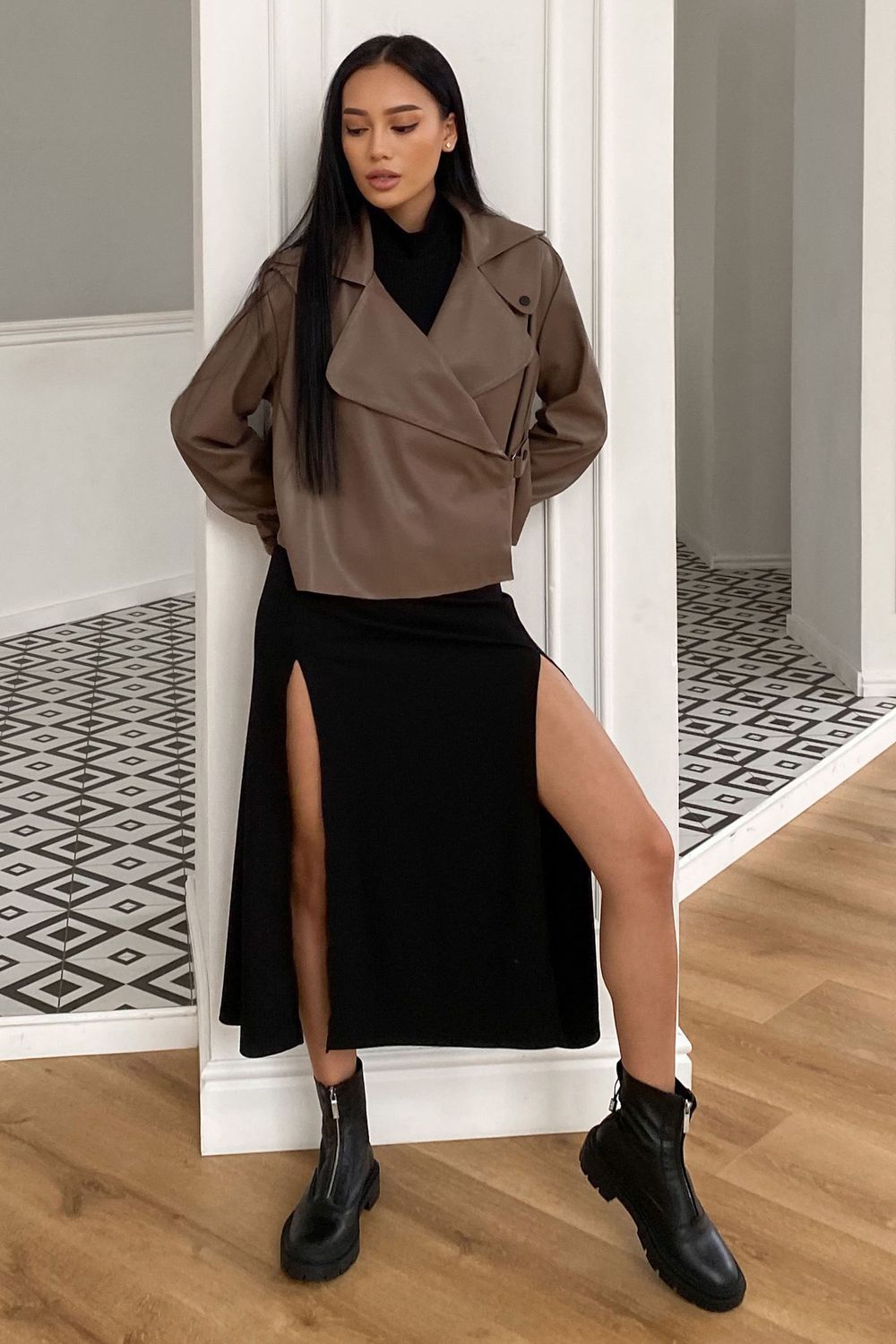 Жіноча шкіряна куртка кольору капучіно - фото