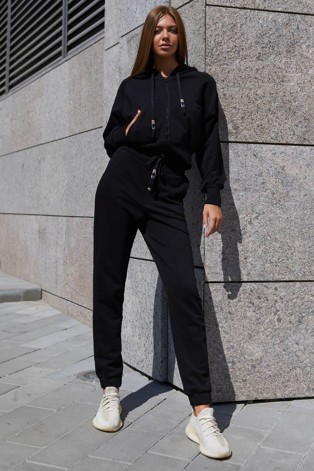 Прогулочный спортивный костюм черного цвета с капюшоном - фото