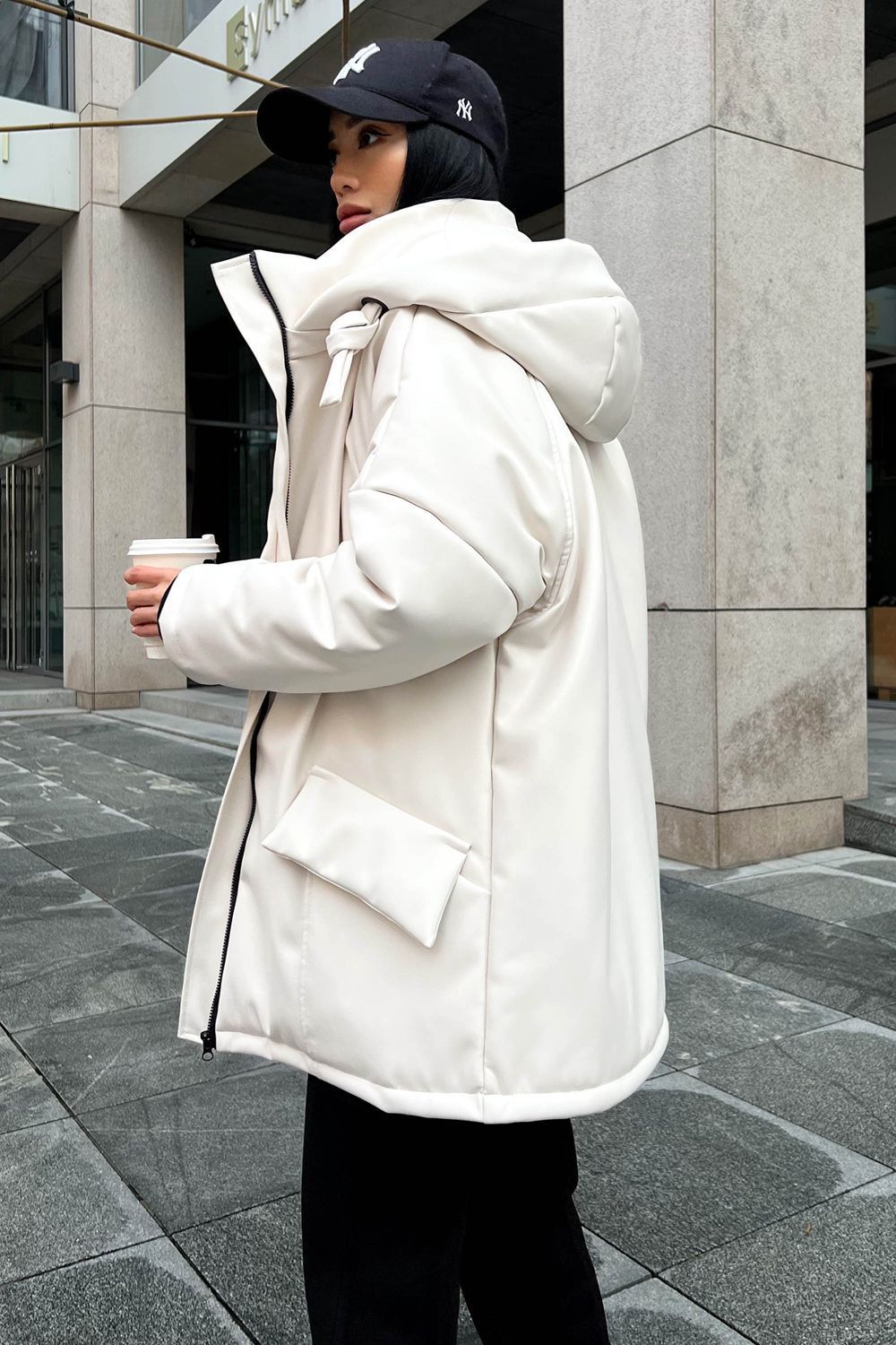 Зимова куртка oversize з еко-шкіри білого кольору - фото
