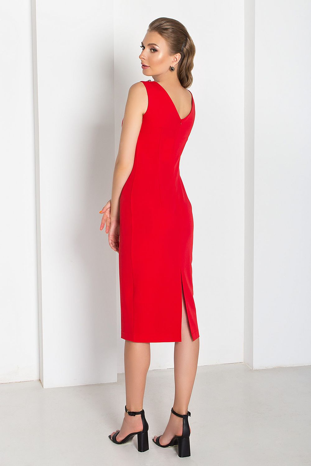 Красное платье футляр в офисном стиле - фото