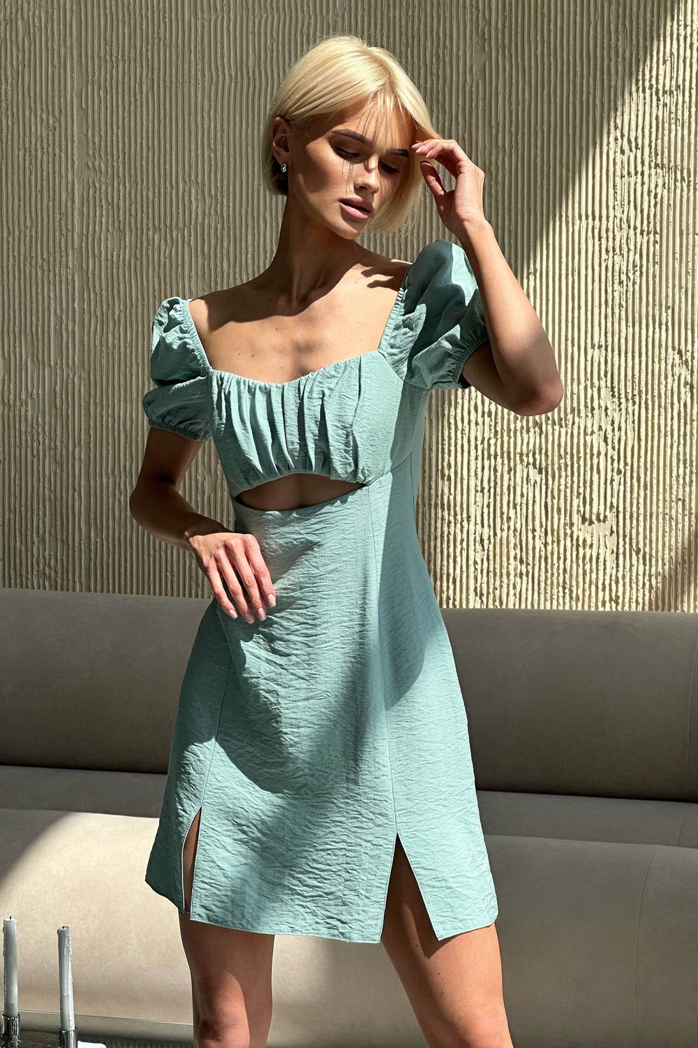 Летнее льняное платье мини мятного цвета - фото