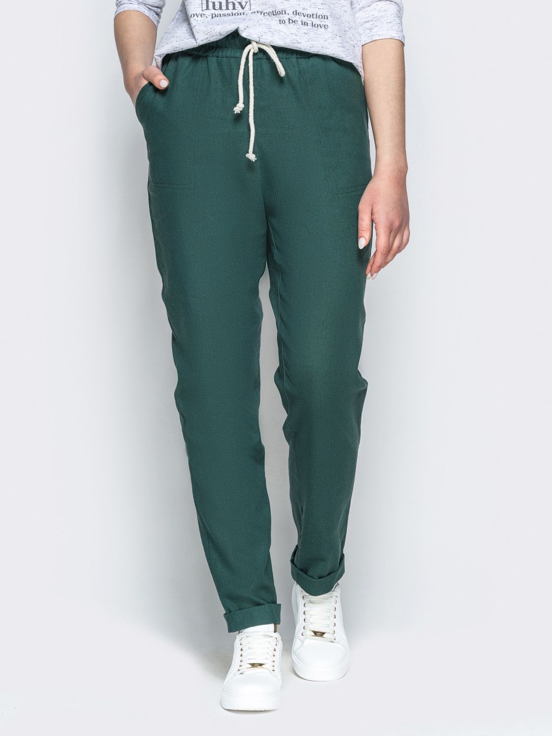Льняные брюки на лето зеленого цвета - фото