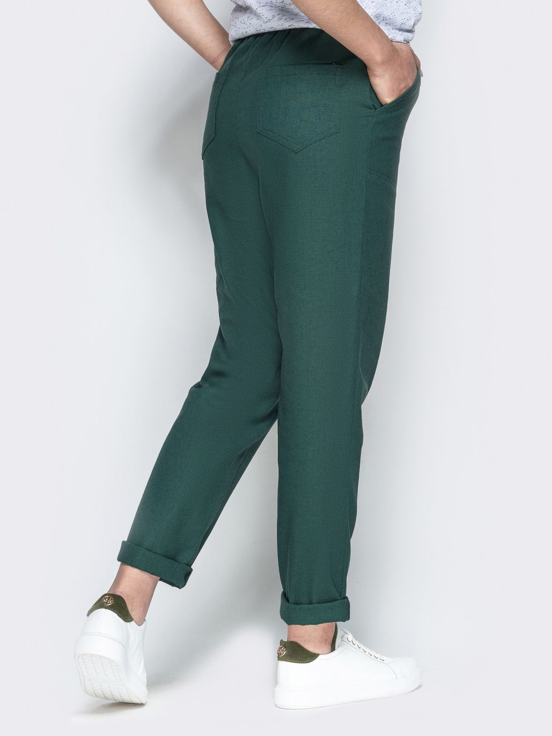 Льняные брюки на лето зеленого цвета - фото