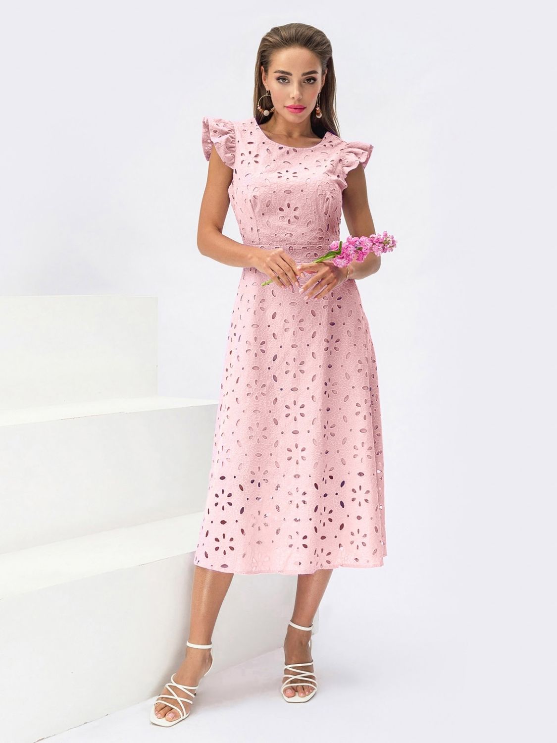 Розкльошене літнє плаття з прошви рожевого кольору. - фото