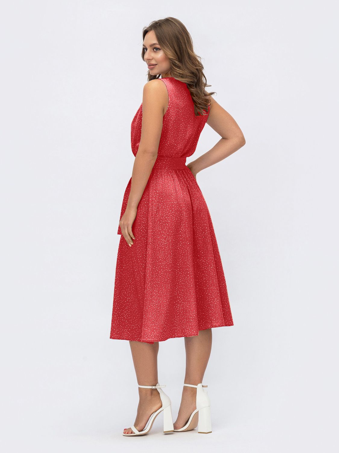 Расклешенное платье с открытыми плечами красное - фото