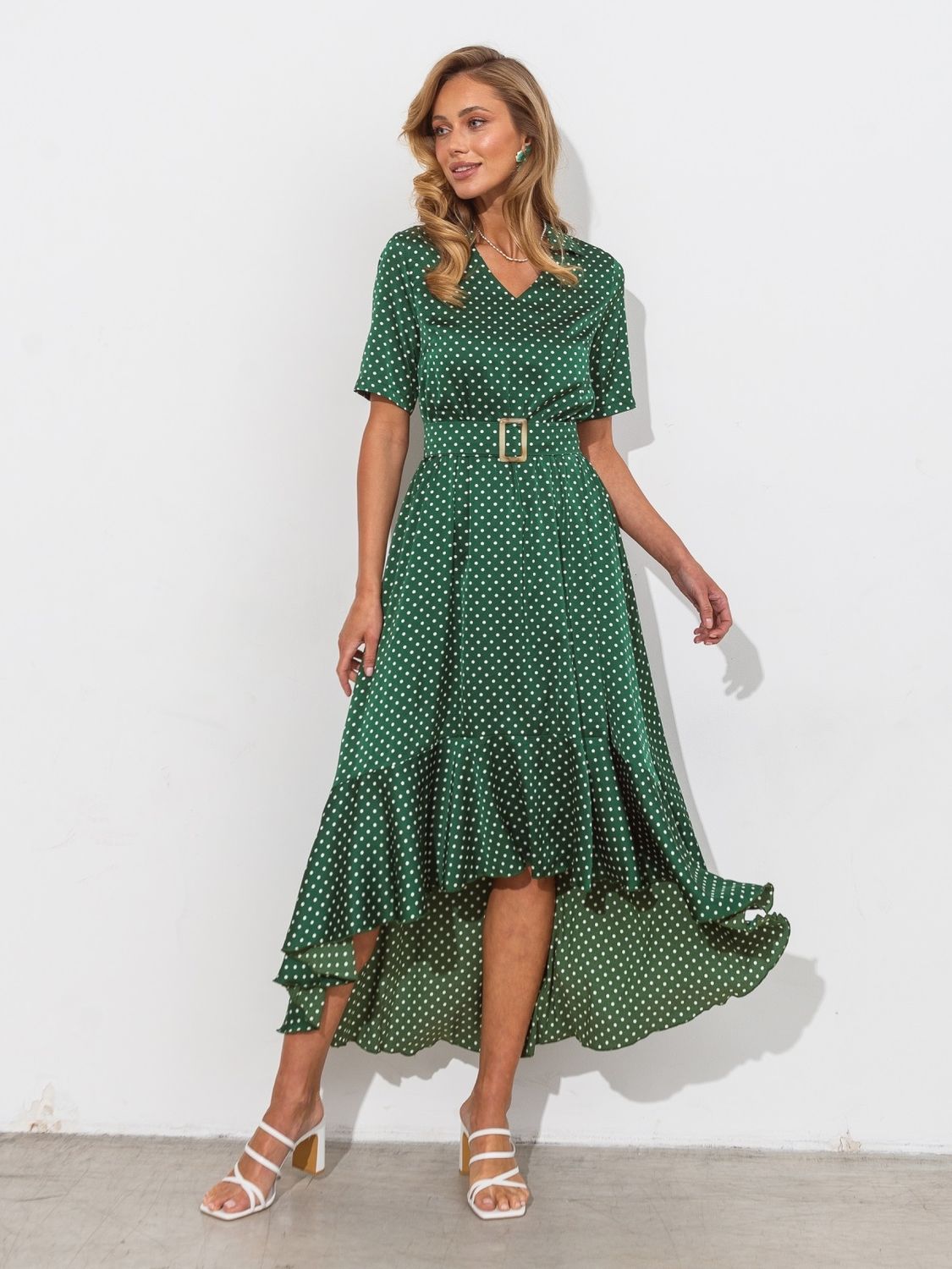 Летнее шелковое платье миди зеленого цвета - фото