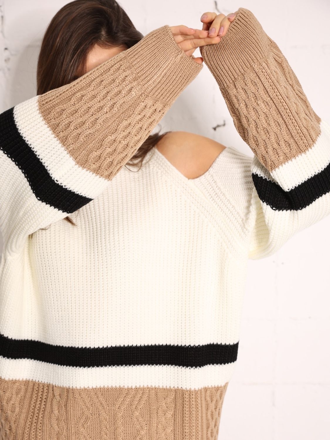 Жіночий в'язаний светр з вирізом на плечі - фото