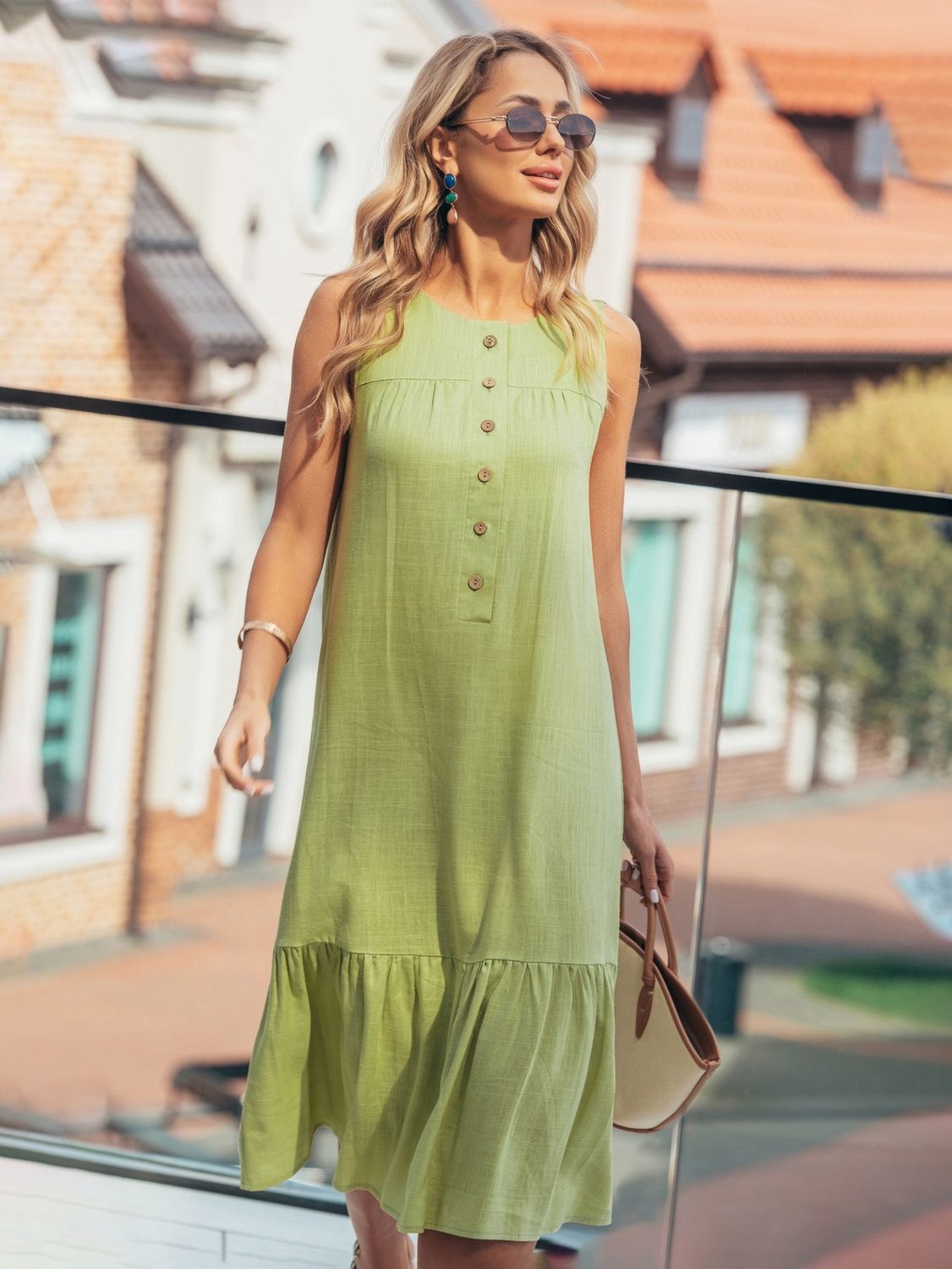 Літнє плаття трапеція з льону зеленого кольору - фото