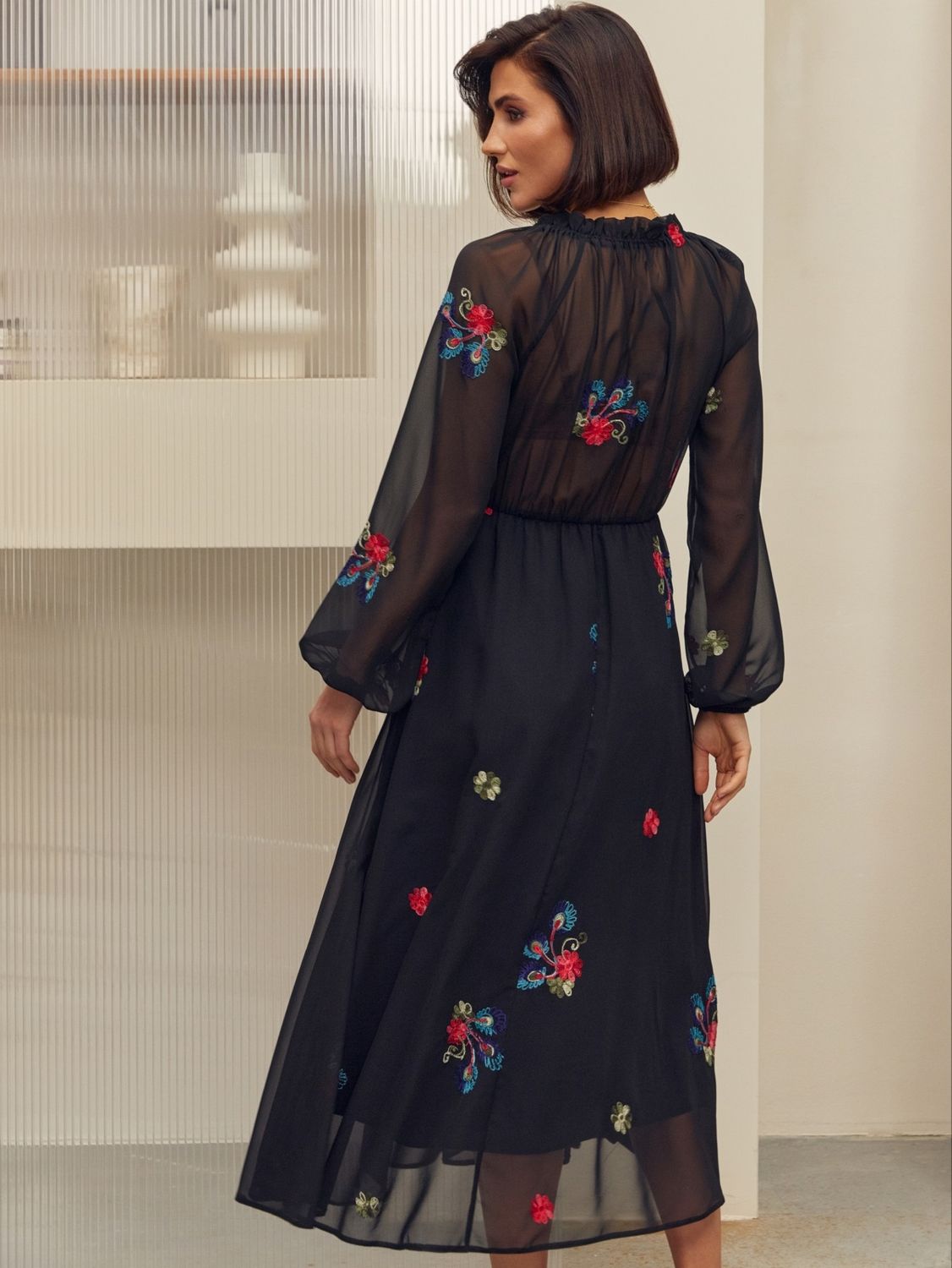 Нарядное шифоновое платье на весну черного цвета - фото