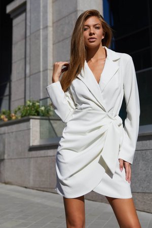 Елегантне плаття піджак білого кольору - фото