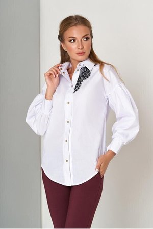 Біла бавовняна блузка з мереживною обробкою - фото