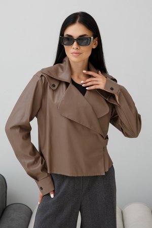 Жіноча шкіряна куртка кольору капучіно - фото