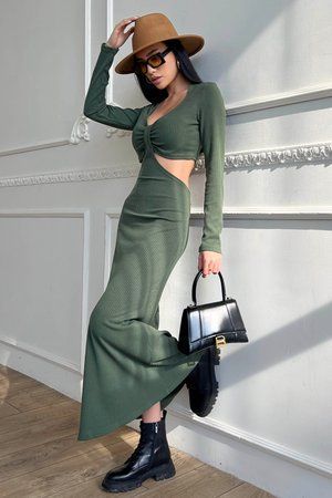 Стильне трикотажне плаття максі кольору хакі - фото