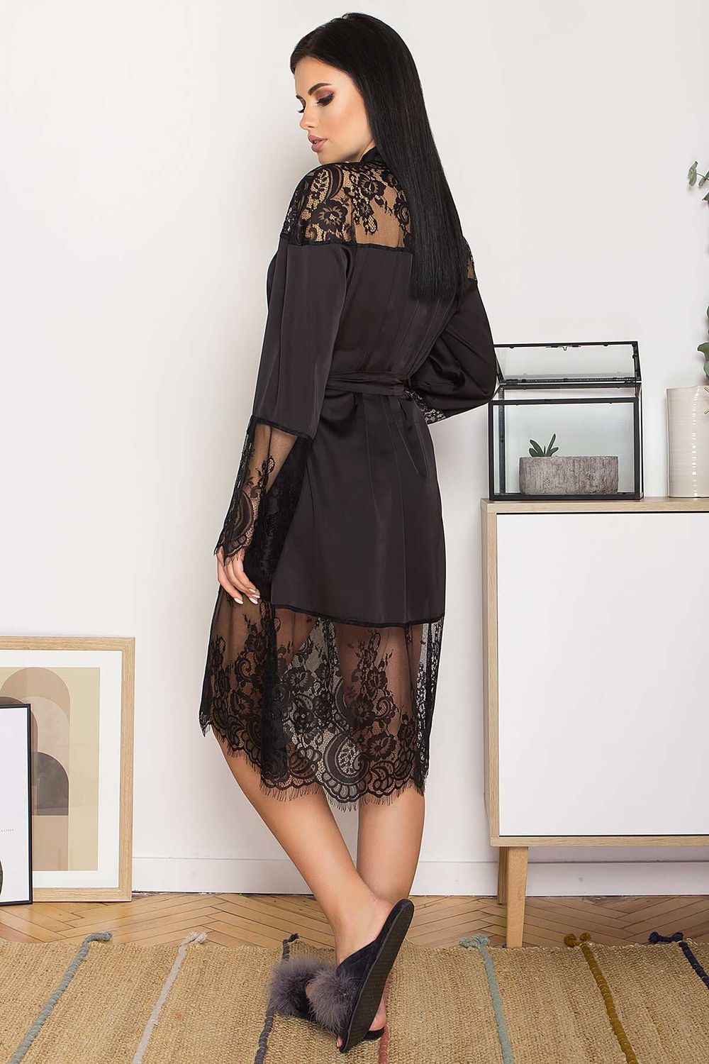 Жіночий атласний халат з гіпюром чорний - фото