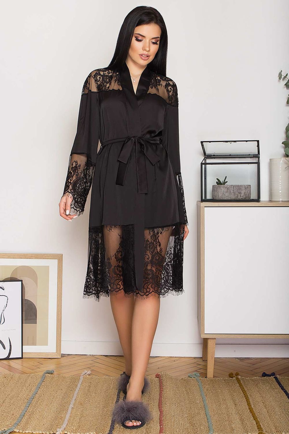 Женский атласный халат с гипюром черный - фото