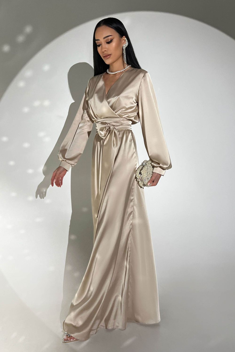Элегантное вечернее платье из шелка бежевого цвета - фото