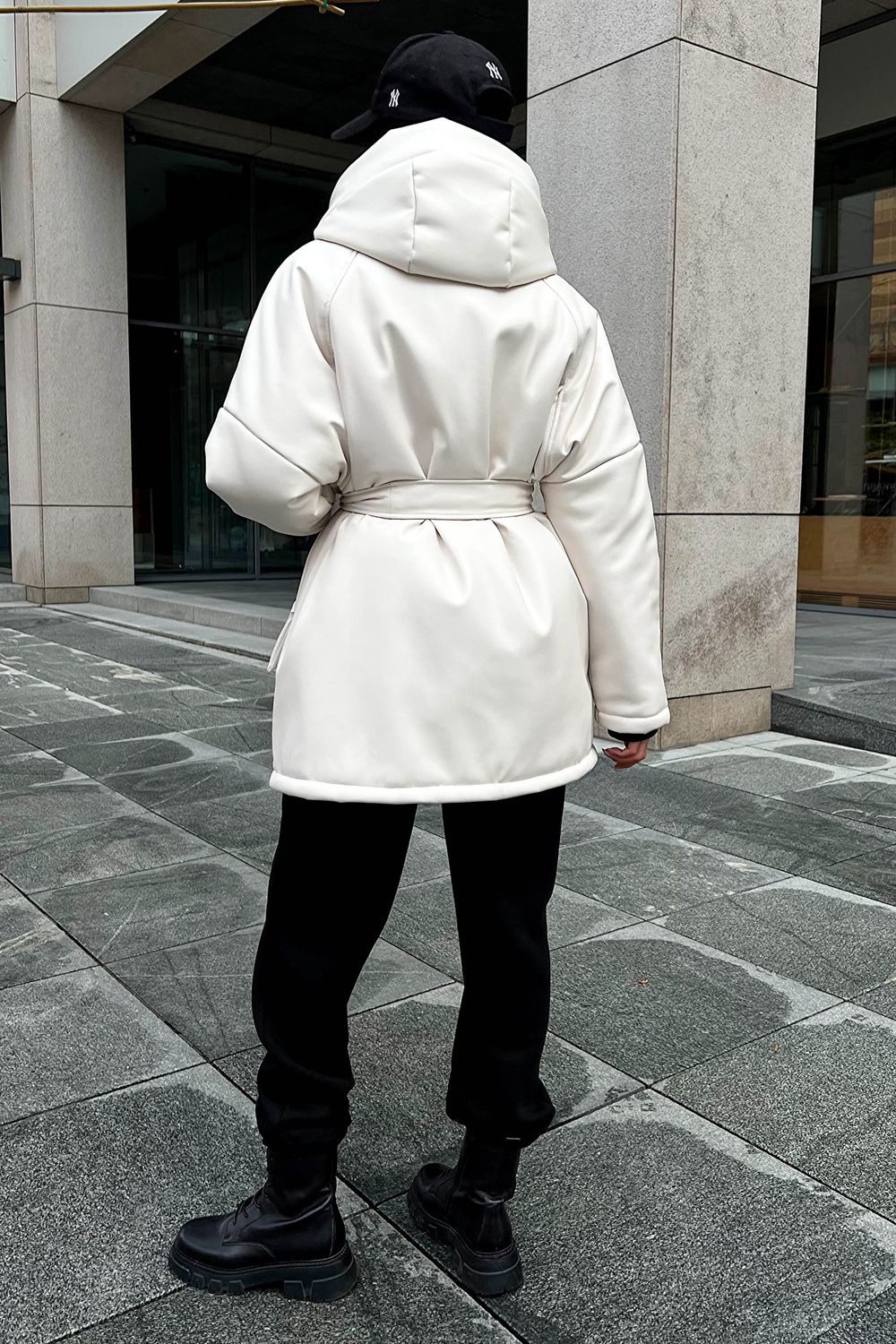 Зимова куртка oversize з еко-шкіри білого кольору - фото