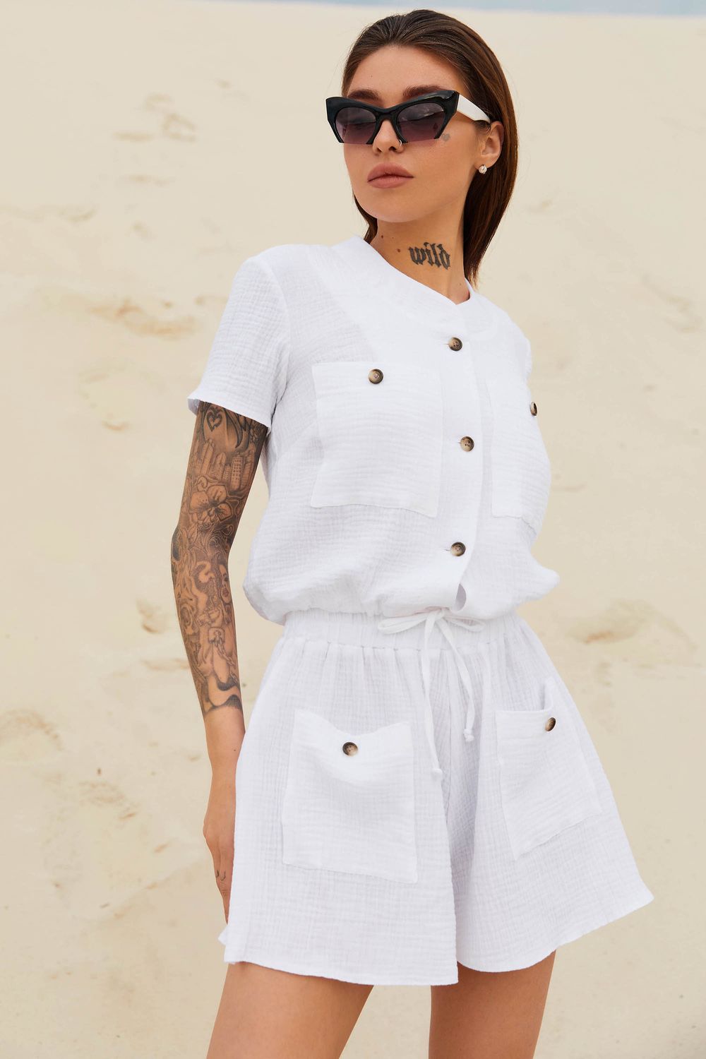 Жіночий літній костюм з шортами білий - фото