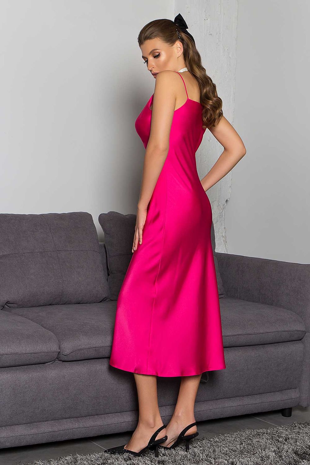 Шикарное платье комбинация из шелка ярко-розового цвета - фото