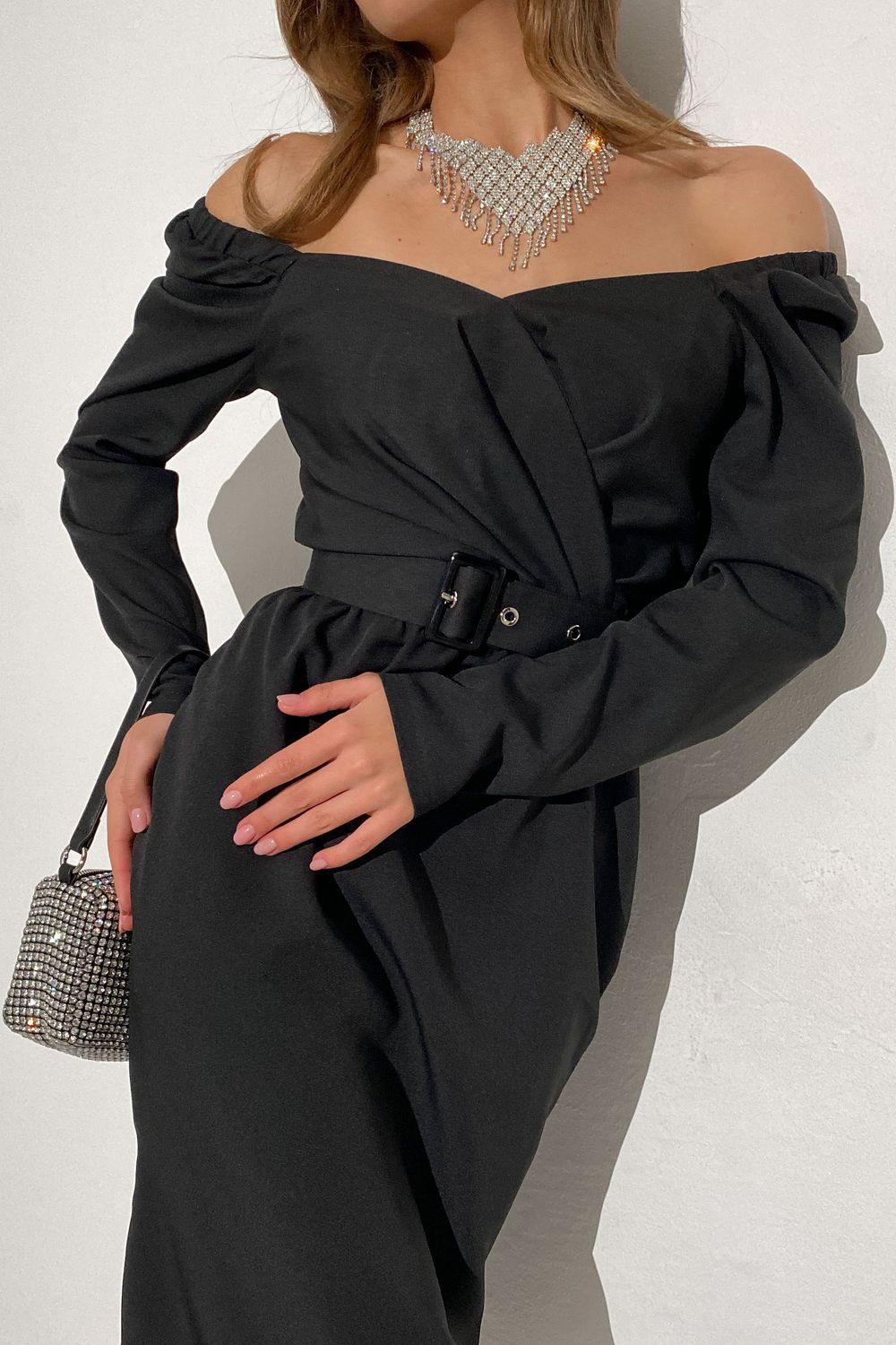 Элегантное новогоднее платье миди черного цвета - фото