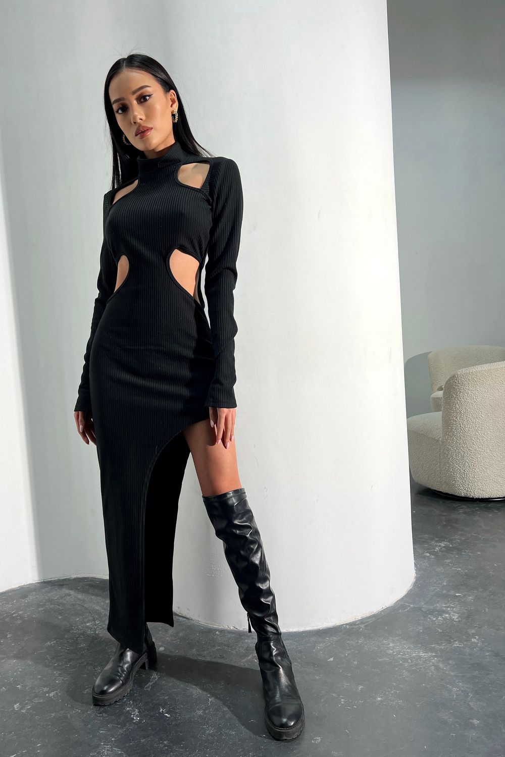 Привлекательное черное платье из трикотажа - фото