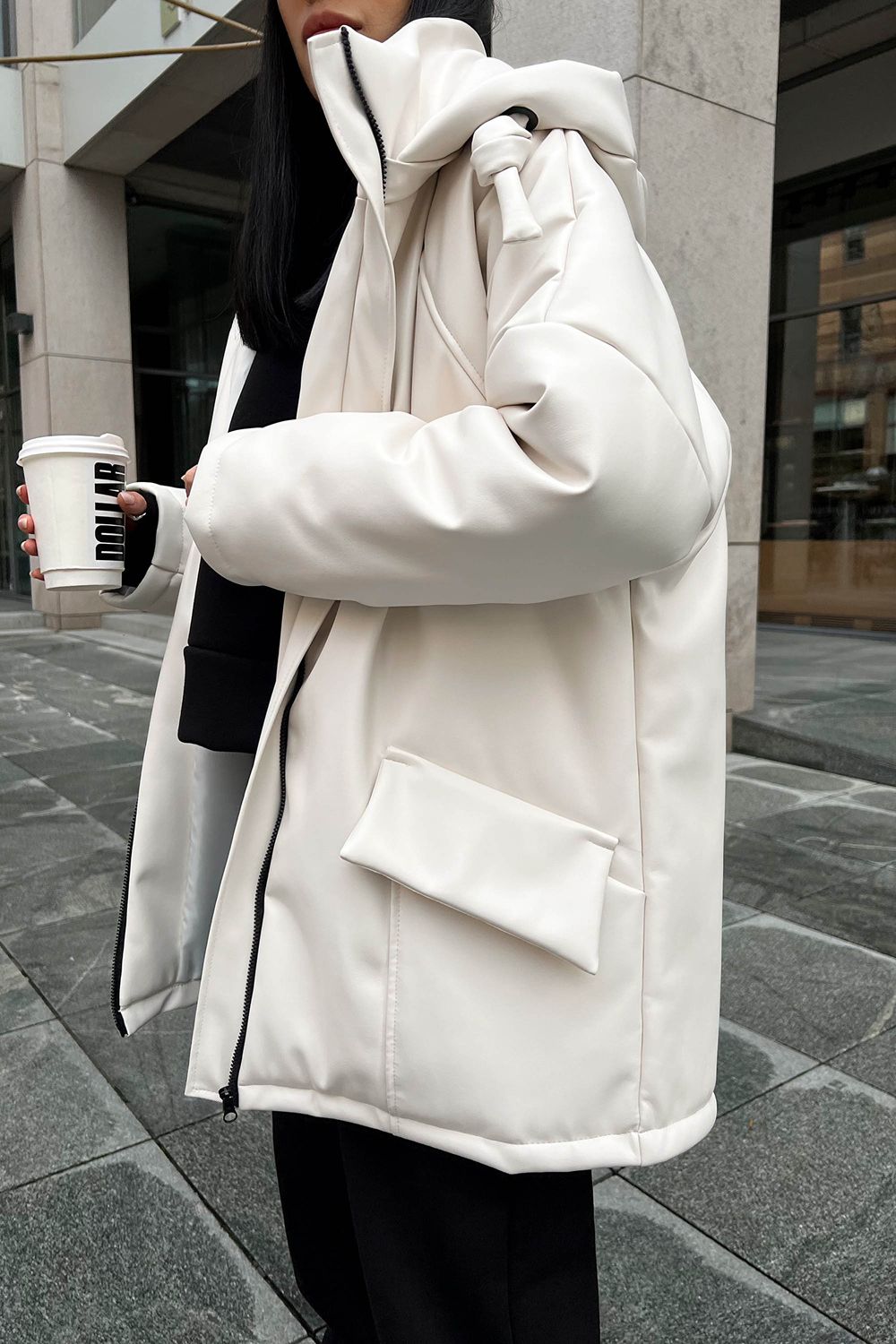 Зимова куртка oversize з еко-шкіри білого кольору - фото
