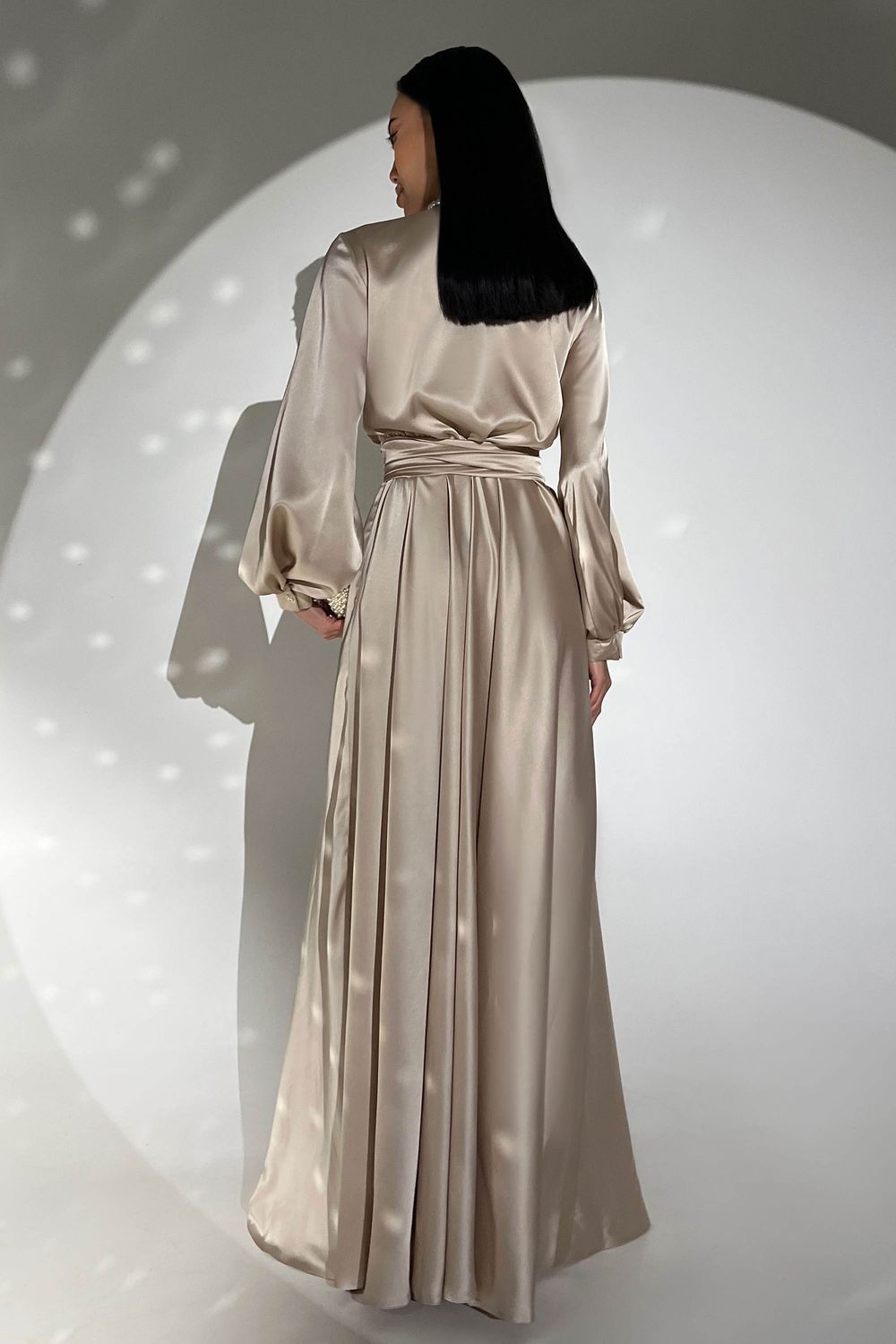 Элегантное вечернее платье из шелка бежевого цвета - фото