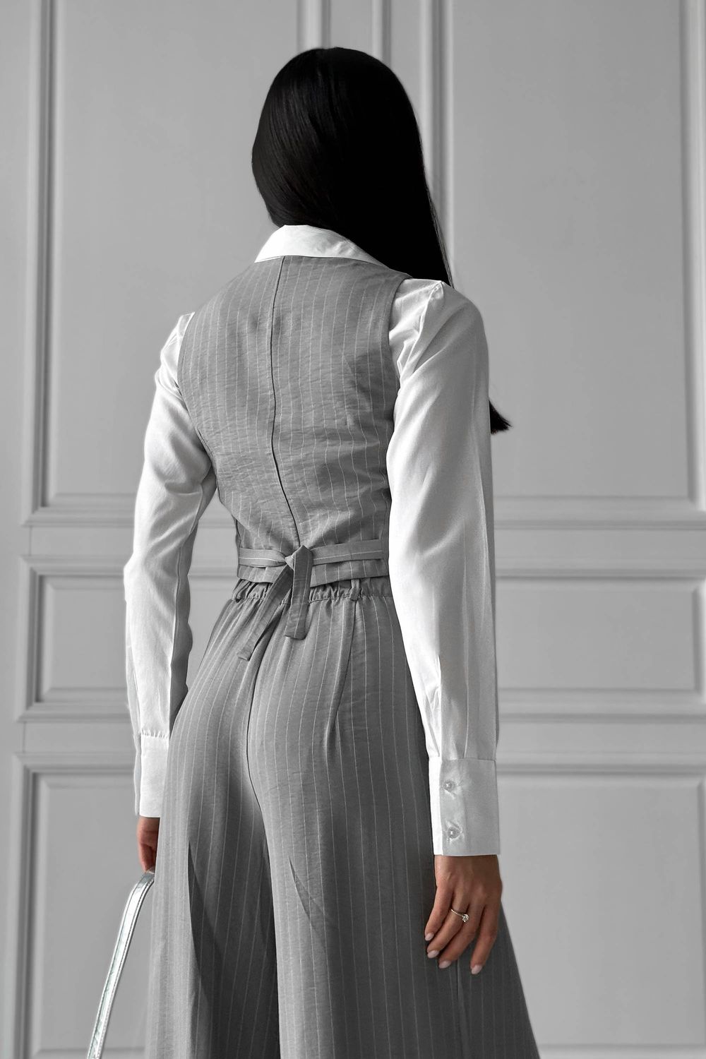 Жіночий брючний костюм двійка у діловому стилі сірого кольору - фото