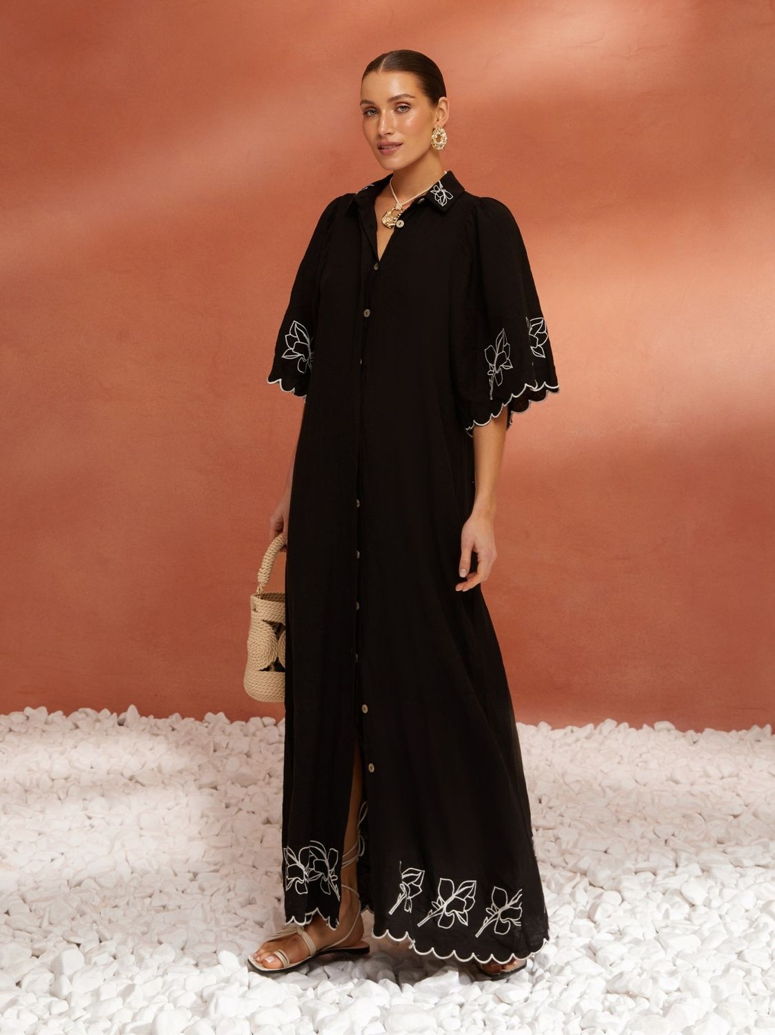 Чорне лляне плаття сорочка на літо з вишивкою - фото