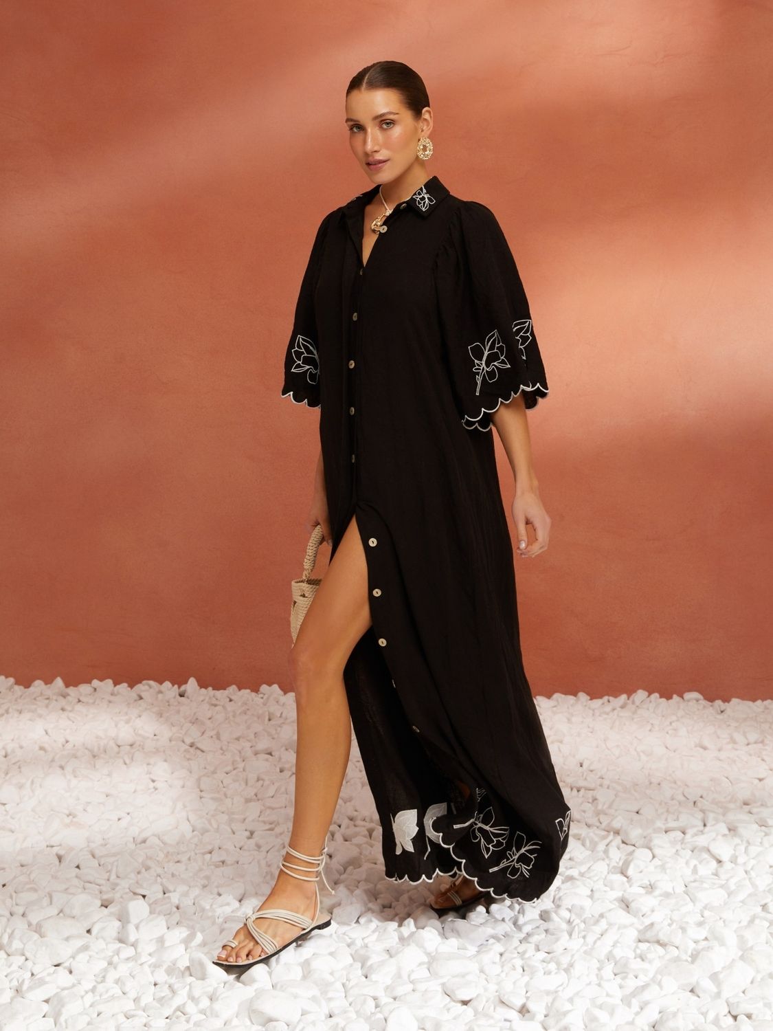 Черное льняное платье рубашка на лето с вышивкой - фото