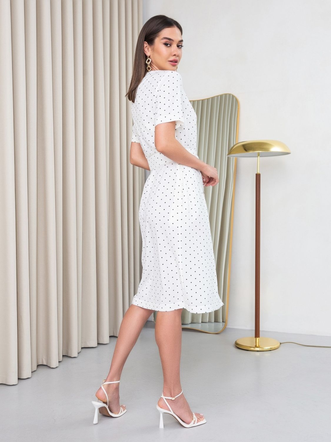 Легка літня сукня міді білого кольору - фото
