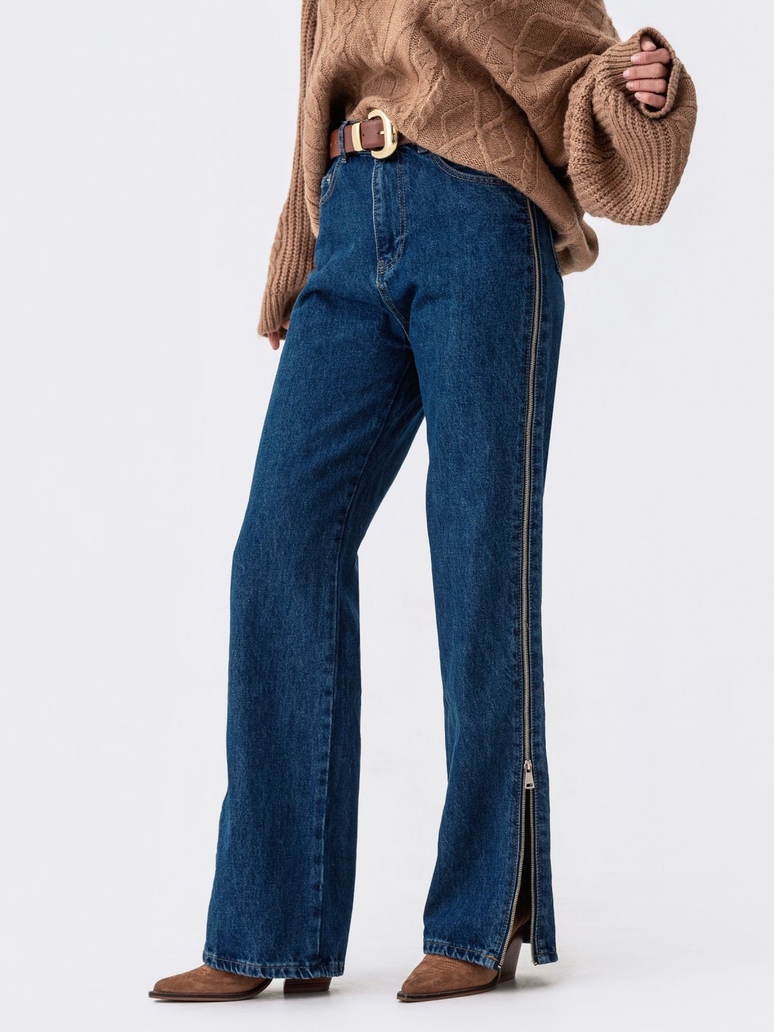 Стильные женские джинсы с высокой посадкой - фото