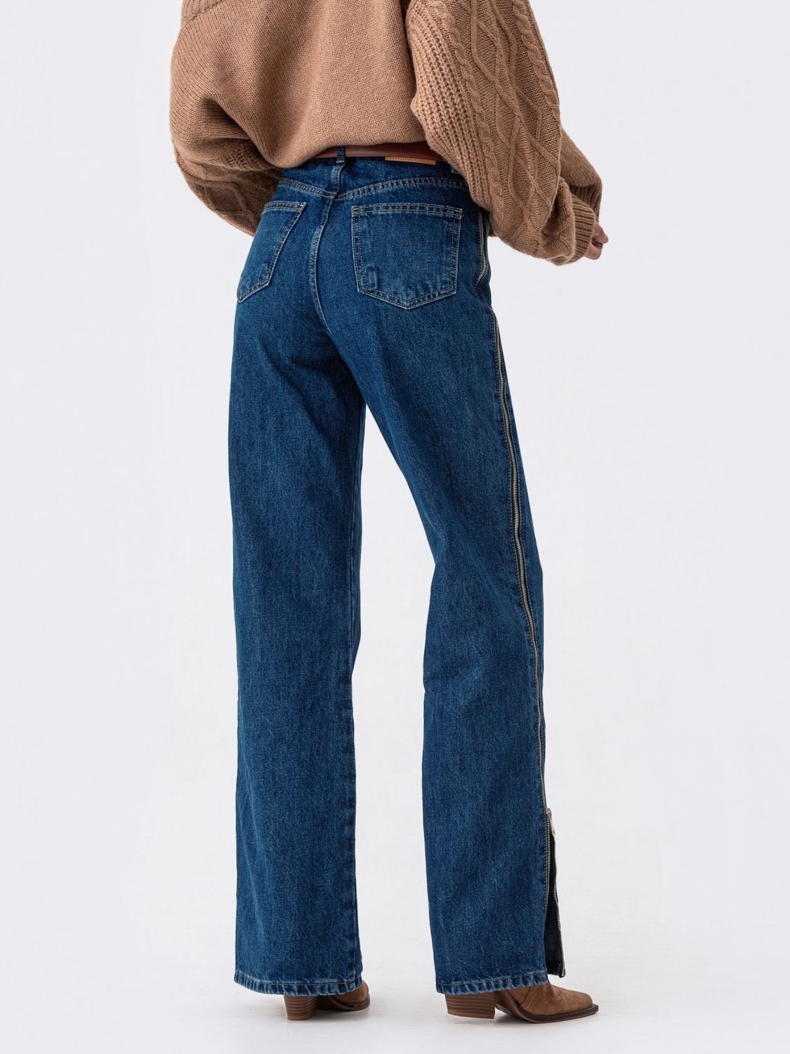 Стильні жіночі джинси з високою посадкою - фото