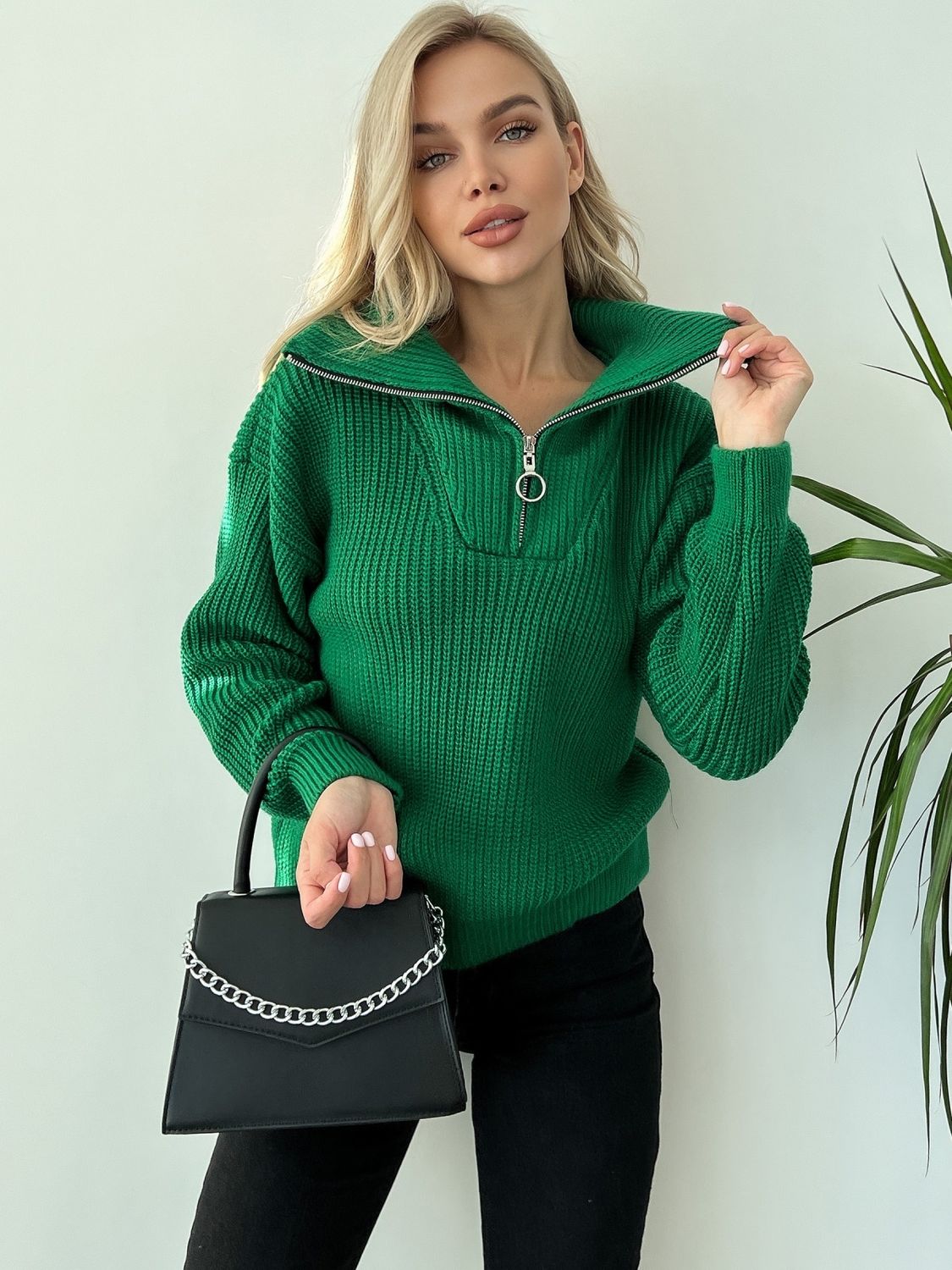 Теплый вязаный свитер оверсайз зеленого цвета - фото