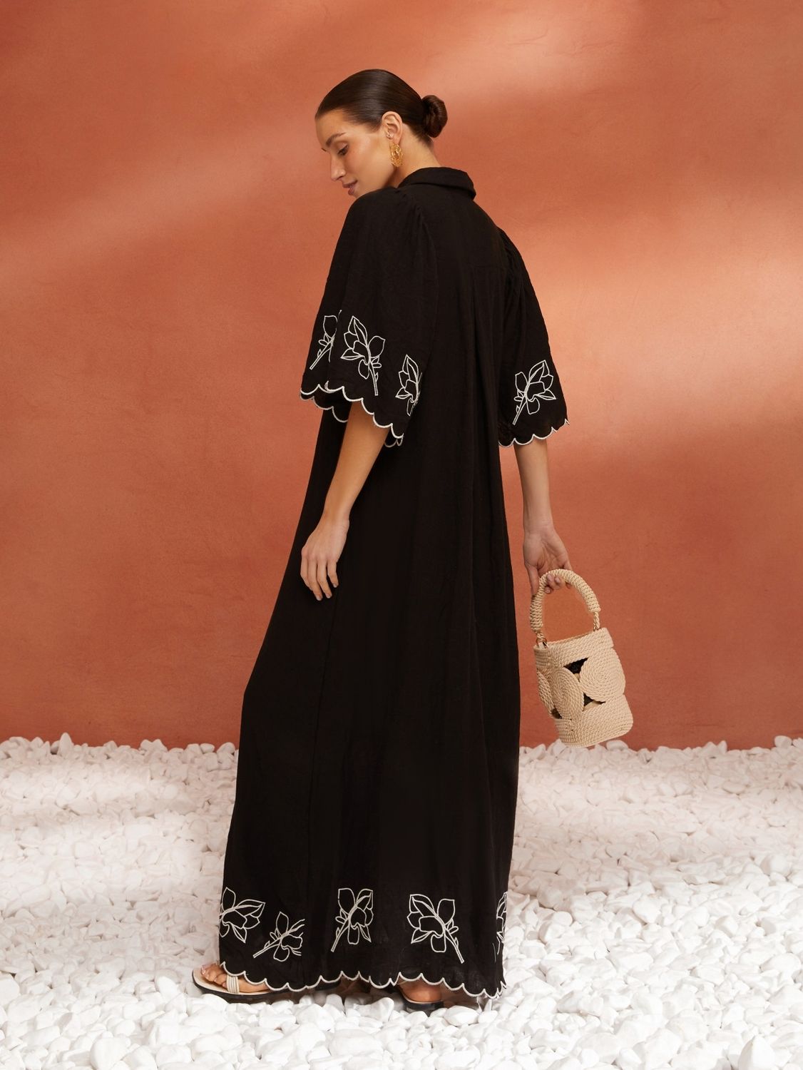 Черное льняное платье рубашка на лето с вышивкой - фото