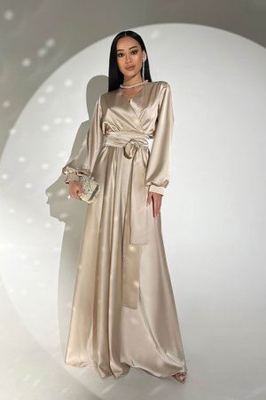 Елегантна вечірня сукня з шовку бежевого кольору - фото