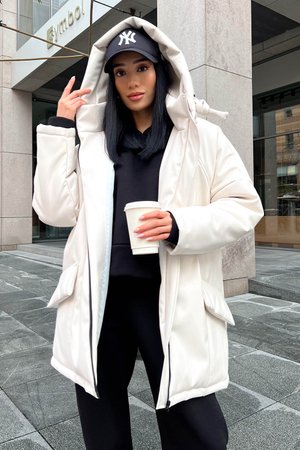 Зимняя куртка oversize из эко-кожи белого цвета - фото