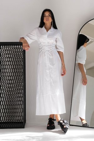 Длинное летнее платье рубашка белого цвета - фото