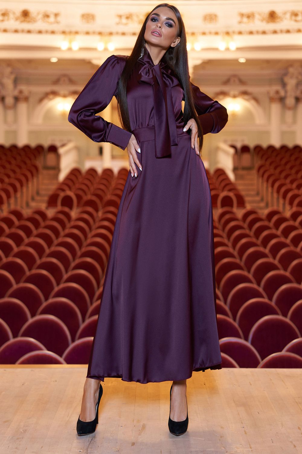 Элегантное вечернее платье из шелка фиолетового цвета - фото
